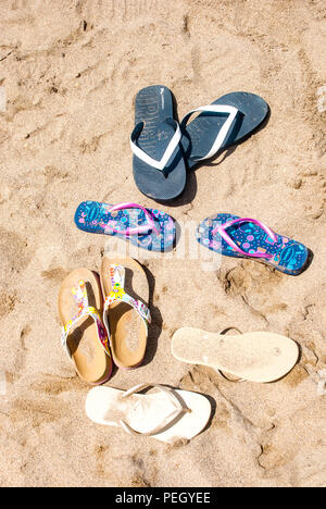 Flip-Flops am Sandstrand Stockfoto