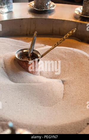 Türkischer Kaffee im heißen Sand vorbereitet Stockfoto