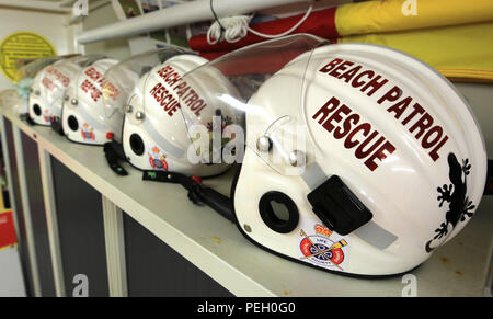 Beach Patrol Rescue Helme an ihrem Hauptsitz an der North Shore in Blackpool, Lancashire. Stockfoto