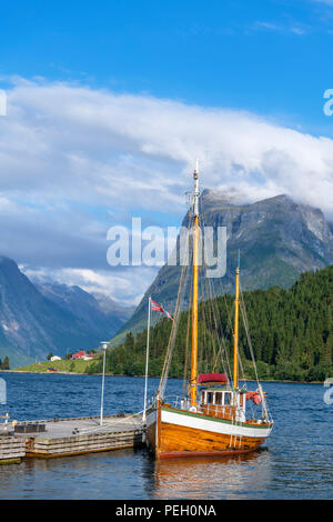 Norwegischen Fjorde. Traditionelle Boot an einen Steg außerhalb der Sagafjord Hotel günstig in den späten Nachmittag, Saebø, Hjørundfjord, Møre og Romsdal, Norwegen Stockfoto