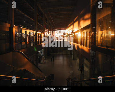 Im Flughafen bei Sonnenuntergang goldenen Stunde. Fahrtreppen. Stockfoto