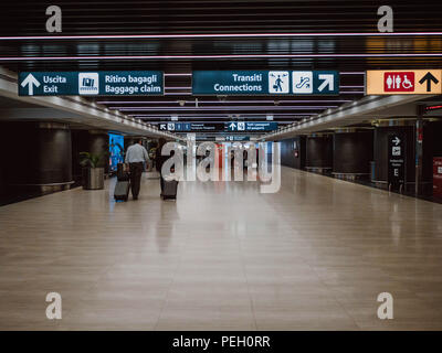 Rom, Italien, Juni 2018: Am Internationalen Flughafen Fiumicino. Passagiere mit Gepäck zu Fuß nach dem Flug. Stockfoto