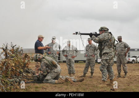 Command Sgt. Maj. Rodger M.Jones (stehend, 2. von links), staatliche command Sergeant Major, Generalmajor John C. Harris jr., Ohio assistant Adjutant General für die Armee, und Generalmajor Mark E. Bartman, Ohio Adjutant General, informiert sind auf einem Szenario August 18, 2015, am Lager Äsche, Michigan Ohio National Guard Führungskräfte besuchten 37 IBCT Soldaten führen ihre zweiwöchige jährliche Schulung. (U.S. Armee Foto: Staff Sgt. Kimberly Johnson/Freigegeben) Stockfoto