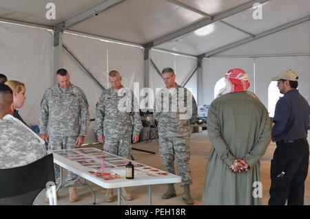 Chief Warrant Officer 5 Jay K. Stuckman (stehend, von links), Status Befehl Chief Warrant Officer, Command Sgt. Maj. Rodger M.Jones, state command Sergeant Major, und Generalmajor Mark E. Bartman, Ohio Adjutant General, informiert sind auf einem Szenario August 18, 2015, am Lager Äsche, Michigan Ohio National Guard Führungskräfte besuchten 37th Infantry Brigade Combat Team Soldaten führen ihre zweiwöchige jährliche Schulung. (U.S. Armee Foto: Staff Sgt. Kimberly Johnson/Freigegeben) Stockfoto