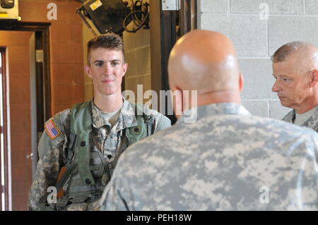 Spc. Todd Kitzler (von links), ein infanterist mit Unternehmen C, 1.BATAILLON, 148 Infanterie Bataillon, 37th Infantry Brigade Combat Team und ein Rossford, Ohio, Eingeborener, spricht mit Generalmajor John C. Harris jr., Ohio assistant Adjutant General und Command Sergeant Maj Rodger Jones, state command Sergeant Major, 12.08.18, 2015, am Lager Äsche, Michigan Ohio National Guard Führungskräfte besuchten 37 IBCT Soldaten führen ihre zweiwöchige jährliche Schulung. (U.S. Armee Foto: Staff Sgt. Kimberly Johnson/Freigegeben) Stockfoto