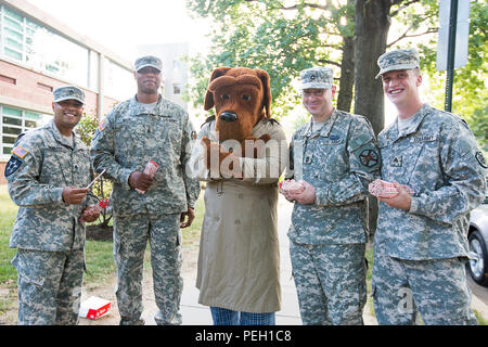 McGruff der Verbrechen Hund, wirft mit Staff Sgt. Pablo Robledo jr., Command Sgt. Maj. Kenyatta L. Mack, Sgt. 1. Klasse Joseph T. Dinuzzo und Sgt. Adam W. Luthy am ersten Tag der Schule an Amidon-Bowen Volksschule Aug.24, 2015, in Washington, D.C., die Soldaten, die an die Zentrale Befehl Bataillon zugeordnet, begrüßte die Schüler wieder in die Schule mit Bleistifte und andere schulmaterialien. (Joint Base Myer-Henderson Halle PAO Foto von Nell König) Stockfoto