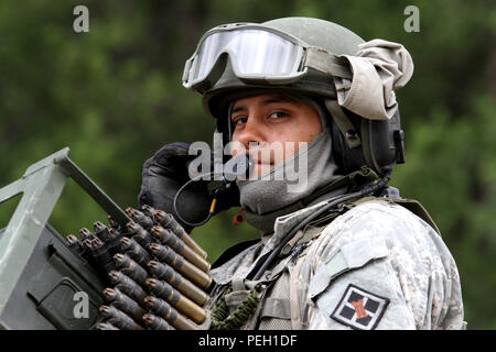 US Army Reserve 2nd Lt. Joshua Garner, 316th Mobilität Augmentation Firma Chatanooga, Tennessee, gehörte zu den Befehlshabern der mehrere M113 gepanzerte Mannschaftswagen Teilnahme an eine kombinierte Arme Verletzung während Combat Support Training Übung 86-15-03 am Fort McCoy, Wisconsin, USA, 23. August 2015. Die 84. Training Command dritte und letzte CSTX des Jahres veranstaltet von der 86. Training Division in Fort McCoy ist ein Mehrkomponenten und gemeinsamen Unterfangen mit anderen Reserve Komponente Übungen einschließlich Diamond Säbel, Red Dragon, Trans-Krieger und exportierbar bekämpfen Ausbildungskapazitäten ausgerichtet. (US-Armee P Stockfoto