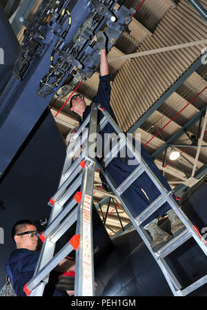 Älterer Flieger Alex Jimenez, 5 Aircraft Maintenance Squadron Waffen laden Crew, arbeitet mit seinem Team vier Waffensysteme an einer B-52 H Stratofortress am Minot Air Force Base, N.D., Jan. 24, 2015 zu laden. Jimenez und seine Mannschaft waren auf ihrer Fähigkeit, schnell, sicher und effektiv die Waffen als Teil der Air Force Global Strike Command Global Strike Herausforderung Wettbewerb Last getestet. (U.S. Air Force Foto/Senior Airman Stephanie Morris) Stockfoto