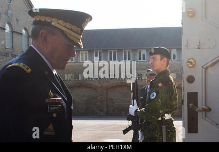 Vorsitzende des Generalstabs, General Martin E. Dempsey die Dänische Verteidigung Befehl Sitz tritt für Besprechungen mit dänischen Verteidigung die Staats- und Regierungschefs in Kopenhagen, Dänemark, 12.08.17, 2015. (DoD Foto von D.Myles Cullen/Freigegeben) Stockfoto