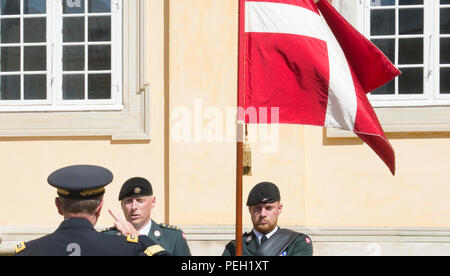 Vorsitzende des Generalstabs, General Martin E. Dempsey an der Königlichen Dänischen Armee Akademie in Kopenhagen, Dänemark, 12.08.17, 2015 eintrifft. (DoD Foto von D.Myles Cullen/Freigegeben) Stockfoto