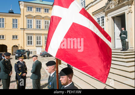 Vorsitzende des Generalstabs, General Martin E. Dempsey an der Königlichen Dänischen Armee Akademie in Kopenhagen, Dänemark, 12.08.17, 2015 eintrifft. (DoD Foto von D.Myles Cullen/Freigegeben) Stockfoto