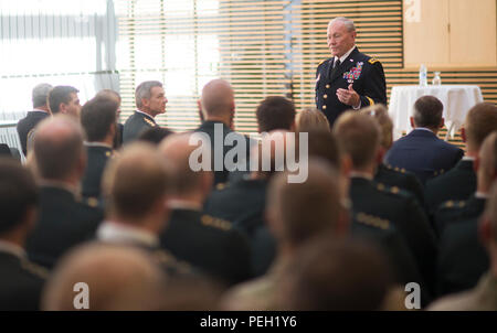 Vorsitzende des Generalstabs, General Martin E. Dempsey Gespräche mit ca. 150 Dänische Armee Kadetten an der Königlichen Dänischen Armee Akademie in Kopenhagen, Dänemark, 12.08.17, 2015. (DoD Foto von D.Myles Cullen/Freigegeben) Stockfoto