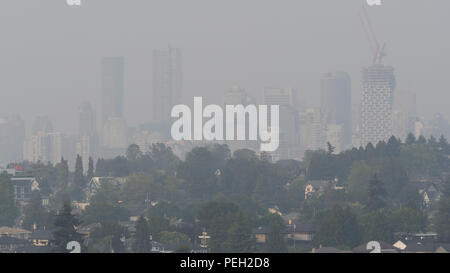 Vancouver, British Columbia, Kanada. 14 Aug, 2018. Rauch aus dem Fernen wildfires verschleiert die Ansicht als starker Dunst decken die Stadt von Vancouver. Credit: bayne Stanley/ZUMA Draht/Alamy leben Nachrichten Stockfoto