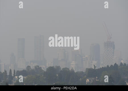 Vancouver, British Columbia, Kanada. 14 Aug, 2018. Rauch aus dem Fernen wildfires verschleiert die Ansicht als starker Dunst decken die Stadt von Vancouver. Credit: bayne Stanley/ZUMA Draht/Alamy leben Nachrichten Stockfoto