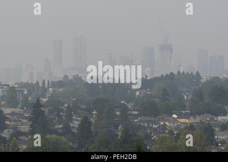 Vancouver, British Columbia, Kanada. 14 Aug, 2018. Rauch aus dem Fernen wildfires verschleiert die Ansicht als starker Dunst decken die Stadt von Vancouver. Credit: bayne Stanley/ZUMA Draht/Alamy leben Nachrichten Stockfoto