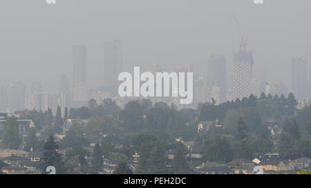 Vancouver, British Columbia, Kanada. 14 Aug, 2018. Rauch aus dem Fernen wildfires verschleiert die Ansicht als starker Dunst decken die Stadt von Vancouver. Credit: bayne Stanley/ZUMA Draht/Alamy leben Nachrichten Stockfoto