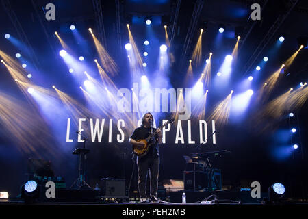 Budapest. 14 Aug, 2018. Schottische Sänger und Songwriter Lewis Capaldi führt auf der A38 Stufe des Sziget Festival in Budapest, Ungarn am 12.08.14, 2018 statt. Credit: Attila Volgyi/Xinhua/Alamy leben Nachrichten Stockfoto