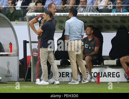 Firo: 12.08.2018, Fußball, 1.Bundesliga, Saison 2018/2019, Finale Eintracht Frankfurt - FC Bayern München 0:5. Team Arzt, Hasan Haslihamidzic und Trainer Niko Kovac die Verletzung von David Alaba | Verwendung weltweit diskutieren Stockfoto