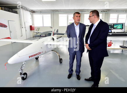 Radotin, Tschechische Republik. 14 Aug, 2018. Der tschechische Premierminister Andrej Babis (links) Tschechische unbemannte Luftfahrzeuge (UAVs) für die Grenzkontrollen wird als Hilfe Grenzen gegen illegale Migration in Italien und Malta während seiner Reise in diese Länder in zwei Wochen zum Schutz bieten, Babis sagte vor Journalisten bei seinem Besuch der Primoco Produktionsanlage in Radotin, in der Nähe von Prag, Tschechische Republik, am 14. August 2018. Auf dem Hintergrund des Fotos ist ein Primoco UAV Unmanned Aerial Vehicle gesehen, auf der rechten Seite steht der CEO von Primoco Ladislav Semetkovsky. Credit: Roman Vondrous/CTK Photo/Alamy leben Nachrichten Stockfoto