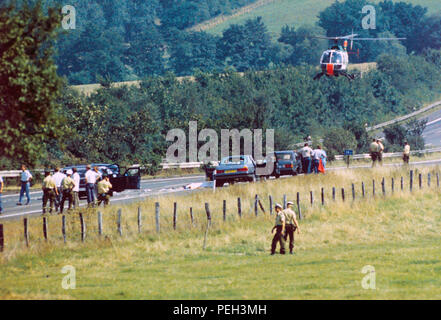 Archiv - Polizei auf der Suche nach Anhaltspunkten Nach dem Ende der Geiselnahme am 18.08.1988. Hans-Jurgen Rosner und Dieter Degowski hatte eine Bank in Gladbeck-Rentfort am 16.08.1988 angegriffen und nahm zwei Geiseln. Nach einer spektakulären Verfolgungsjagd über Bremen, wo die Gangster ein regelmäßiger Bus entführt, in den Niederlanden und in Köln, stoppte die Polizei am 18.08. auf der Autobahn nach Frankfurt am Main die Geiselnehmer mit Waffengewalt. Die Geisel Silke Bischoff durch einen Schuss aus der Waffe Rosner enthalten. Foto: franz-peter Tschauner/dpa (dpa: Thema Paket für das 25-jährige Jubiläum des Gladbecker Geiseldramas) (c) dpa Stockfoto