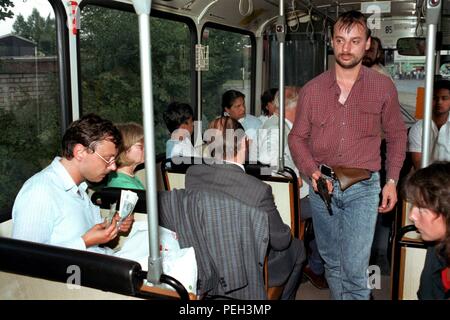 Archiv - Dieter Degowski während der Inspektion in der entführten Bus am 17.08.1988 in Bremen. Hans-Jurgen Rosner und Dieter Degowski hatte am 16.8. in Gladbeck-Rentfort überfallen eine Bank und zwei Geiseln genommen. Nach einer spektakulären Verfolgungsjagd mit mehreren Pressevertretern, Bremen, wo die Gangster ein regelmäßiger Bus beschlagnahmt, in den Niederlanden und in Köln, stoppte die Polizei den Geiselnehmer mit Waffengewalt auf der Autobahn nach Frankfurt am Main. Rosner schoß eine Geisel. Foto: Thomas Wattenberg/dpa (dpa: Thema Paket für das 25-jährige Jubiläum des Gladbecker Geiseldramas) (c) dpa - Bildfunk | u Stockfoto
