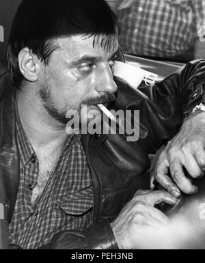 Archiv - 18.08.1988, Nordrhein-Westfalen, Köln: Dieter Degowski sitzt am 18.08.1988 mit einer Pistole in der Hand in einem Auto. Hans-Jurgen Rosner und Dieter Degowski hatte eine Bank in Gladbeck-Rentfort am 16.08.1988 angegriffen und nahm zwei Geiseln. Nach einer spektakulären Verfolgungsjagd über Bremen, wo die Gangster ein regelmäßiger Bus entführt, in den Niederlanden und in Köln, stoppte die Polizei am 18.08. auf der Autobahn nach Frankfurt am Main die Geiselnehmer mit Waffengewalt. (Dpa' Gladbecker Geiselgangster Degowski nach 30 Jahren Haft frei" vom 16.02.2018) Foto: Hartmut Reeh/dpa (c) dpa-Radio | usag Stockfoto