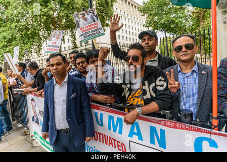 August 13, 2018 - London, UK. Am 13. August 2018. Ein Protest gegenüber der Downing Street von der Bangladesh Nationalist Party UK fordert die Freilassung ihres Vorsitzenden, Begum Khaleda Zia, im Februar für fünf Jahre für Veruntreuung von internationalen Geldern nach Zia Waisenhaus Vertrauen gespendet gefangengesetzt. Die Ladung wurde erstmals vor rund zehn Jahren, und die BNP Anspruch ist politisch motiviert. Ihr ältester Sohn Tarique Rahman wurde zu 10 Jahren Gefängnis verurteilt, aber immer noch in London. Khaleda Zia wurde die First Lady von Bangladesch während der Präsidentschaft ihres Mannes Ziaur Rahman, die Bangladesch Nationalis gegründet Stockfoto