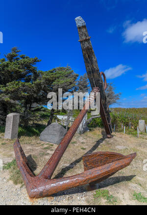 04. August 2018, Dänemark, Lönstrup: Eine große rostige Schiff Anker ist auf dem Friedhof der ehemaligen Kirche von Marup befindet sich nur wenige Meter von der Steilküste Lönstrup Klint an der Nordsee. An dieser Stelle stand einmal eine Kirche, die sich allmählich durch den Verlust von Land an der Küste abgerissen werden, da es sonst ins Meer Irgendwann gefallen wäre. Jetzt sehen Sie nur einige alte Gräber und der große Anker. Foto: Patrick Pleul/dpa-Zentralbild/ZB Stockfoto