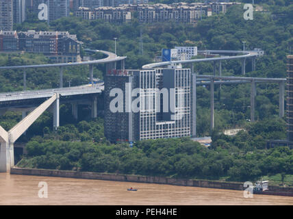 Chongqing, Chongqing, China. 15 Aug, 2018. Chongqing, China - Die 72 Meter hohe Wicklung Überführung können im Südwesten Chinas Chongqing gesehen werden. Credit: SIPA Asien/ZUMA Draht/Alamy leben Nachrichten Stockfoto