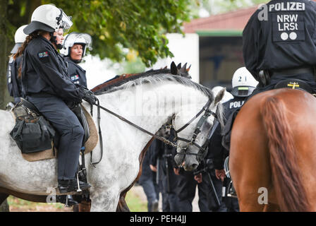 Willich, Deutschland. 15 Aug, 2018. Reiter der NRW-Reiten Team sitzen auf ihren Pferden während einer Übung. Der Innenminister des Landes Nordrhein-Westfalen informiert sich über die Arbeit, Aufgaben und Ausbildung der Polizei Reiter. Credit: Christophe Kirschtorte/dpa/Alamy leben Nachrichten Stockfoto