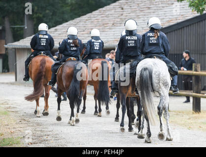 Willich, Deutschland. 15 Aug, 2018. Reiter der NRW-Reiten Team sitzen auf ihren Pferden während einer Übung. Credit: Christophe Kirschtorte/dpa/Alamy leben Nachrichten Stockfoto