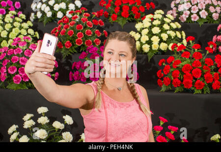 Southport, Merseyside, UK. 15 Aug, 2018. Shelley Harrison aus Liverpool Großhandel Blumen am letzten Tag der Vorbereitungen für Flower Show als Aussteller, Garten Designer, und floralen Künstler hinzufügen, um den letzten Schliff an die Exponate die Besucher zu diesem berühmten jährlichen Ereignis zu Wow. Kredit; MediaWorldImages/AlamyLiveNews Stockfoto