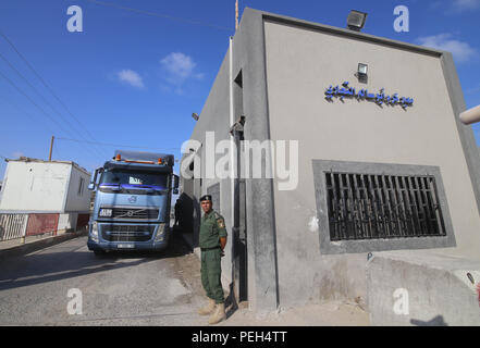 (180815) - GAZA, 15 August, 2018 (Xinhua) - ein Mitglied der palästinensischen Sicherheitskräfte Gesten als Lkw am Tor der Kerem Shalom kommerzielle Überfahrt, der Hauptgang Punkt für Waren, die in Gaza, im südlichen Gazastreifen Stadt Rafah, am 15 August, 2018 eintrifft. Israel Mittwoch, Beschränkungen bei der grenzüberschreitenden kommerziellen Grenzübergang erleichtert und erweitert, Angeln im Meer von Gaza von drei auf neun Seemeilen, sagten Beamte. (Xinhua / Khaled Omar) (yk) Stockfoto