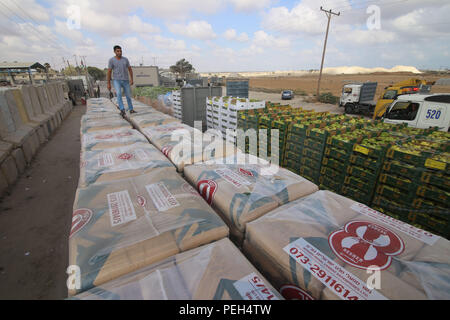 (180815) - GAZA, 15 August, 2018 (Xinhua) - eine palästinensische Arbeiter steht vor einem Lkw, wie es am Tor der Kerem Shalom kommerzielle Überfahrt, der Hauptgang Punkt für Waren, die in Gaza, im südlichen Gazastreifen Stadt Rafah, am 15 August, 2018 eintrifft. Israel Mittwoch, Beschränkungen bei der grenzüberschreitenden kommerziellen Grenzübergang erleichtert und erweitert, Angeln im Meer von Gaza von drei auf neun Seemeilen, sagten Beamte. (Xinhua / Khaled Omar) (yk) Stockfoto