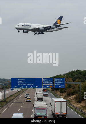 Frankfurt am Main, Deutschland. 15 Aug, 2018. Ein Airbus A380 der Fluggesellschaft Lufthansa fliegt über die Autobahn A5 bei der Landung. Credit: Silas Stein/dpa/Alamy leben Nachrichten Stockfoto