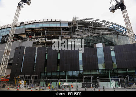 Tottenham. North London. UK 15 Aug 2018 - Eine allgemeine Ansicht der laufenden Bau neuer Tottenham Hotspur Fußballstadion des im Norden von London. Sporen sind gezwungen worden, sich in Ihre neue Stadion wegen 'Probleme mit kritischen Sicherheitssystemen", die Ihnen alle Arten von Knock-verursacht auf Effekte verzögern. Credit: Dinendra Haria/Alamy leben Nachrichten Stockfoto