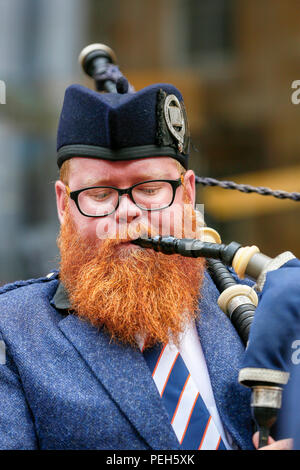 Glasgow, UK. 15. Aug 2018. Straßentheater in der Buchanan Street, Glasgow mit mehr internationale Pipe Bands spielen in der Nähe der Donald Dewar Statue die Öffentlichkeit für sich zu unterhalten. Die Pipe Band Championships schließen am Samstag, den 18. August auf Glasgow Green. Bild von DAVID WELSH, ursprünglich aus Aberdeen, leben jetzt in Wellington, Neuseeland und spielen mit der Simon Fraser University Pipe Band aus British Columbia, Kanada Kredit: Findlay/Alamy leben Nachrichten Stockfoto