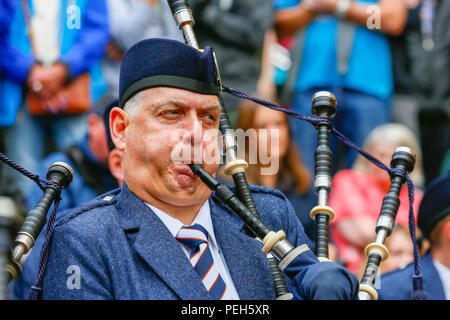 Glasgow, UK. 15. Aug 2018. Straßentheater in der Buchanan Street, Glasgow mit mehr internationale Pipe Bands spielen in der Nähe der Donald Dewar Statue die Öffentlichkeit für sich zu unterhalten. Die Pipe Band Championships schließen am Samstag, den 18. August auf Glasgow Green. Mitglieder der Simon Fraser University Pipe Band aus British Columbia, Kanada Kredit: Findlay/Alamy leben Nachrichten Stockfoto