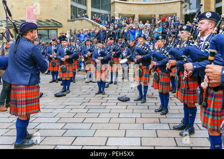 Glasgow, Großbritannien. August 2018. Die Straßenaufführungen gehen in der Buchanan Street, Glasgow, weiter, mit weiteren internationalen Bands, die in der Nähe der Donald Dewar Statue spielen, um das Publikum kostenlos zu unterhalten. Die Pipe Band Meisterschaften enden am Samstag, 18. August in Glasgow Green. Mitglieder der Simon Fraser University Pipe Band aus British Columbia, Kanada Credit: Findlay/Alamy Live News Stockfoto