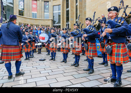 Glasgow, UK. 15. Aug 2018. Straßentheater in der Buchanan Street, Glasgow mit mehr internationale Pipe Bands spielen in der Nähe der Donald Dewar Statue die Öffentlichkeit für sich zu unterhalten. Die Pipe Band Championships schließen am Samstag, den 18. August auf Glasgow Green, Mitglieder der Simon Fraser University Pipe Band aus British Columbia, Kanada Kredit: Findlay/Alamy leben Nachrichten Stockfoto