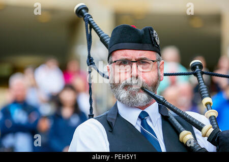 Glasgow, UK. 15. Aug 2018. Straßentheater in der Buchanan Street, Glasgow mit mehr internationale Pipe Bands spielen in der Nähe der Donald Dewar Statue die Öffentlichkeit für sich zu unterhalten. Die Pipe Band Championships schließen am Samstag, den 18. August auf Glasgow Green. Bild von ALLAN CLEARWATER von Christchurch spielen mit Neuseeland Pipe Band von Christchurch, Neuseeland Quelle: Findlay/Alamy leben Nachrichten Stockfoto