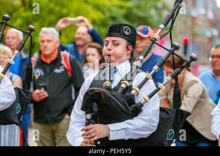 Glasgow, UK. 15. Aug 2018. Straßentheater in der Buchanan Street, Glasgow mit mehr internationale Pipe Bands spielen in der Nähe der Donald Dewar Statue die Öffentlichkeit für sich zu unterhalten. Die Pipe Band Championships schließen am Samstag, den 18. August auf Glasgow Green Credit: Findlay/Alamy leben Nachrichten Stockfoto