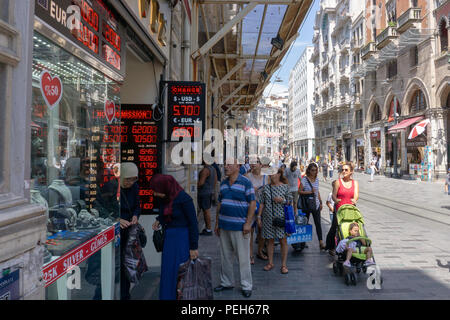 Istanbul, Türkei. 15. August 2018. Die Leute zu beobachten die Änderung in türkischer Währung Credit: Engin Karaman/Alamy leben Nachrichten Stockfoto