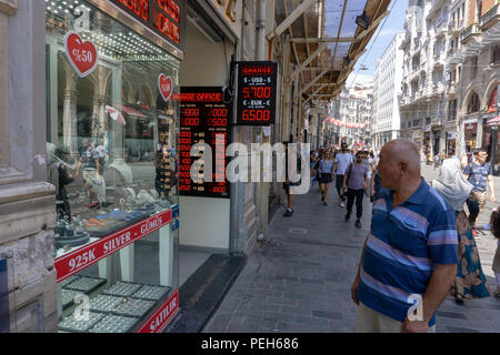 Istanbul, Türkei. 15. August 2018. Ein Mann beobachtet die Veränderung der türkischen Währung Credit: Engin Karaman/Alamy leben Nachrichten Stockfoto