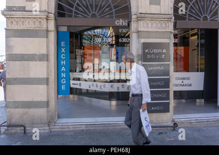 Istanbul, Türkei. 15. August 2018. Ein Mann beobachtet die Veränderung der türkischen Währung Credit: Engin Karaman/Alamy leben Nachrichten Stockfoto