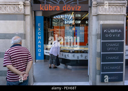 Istanbul, Türkei. 15. August 2018. Ein Mann beobachtet die Veränderung der türkischen Währung Credit: Engin Karaman/Alamy leben Nachrichten Stockfoto