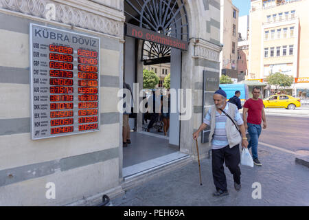 Istanbul, Türkei. 15. August 2018. Ein Mann vor dem Change Office Credit: Engin Karaman/Alamy leben Nachrichten Stockfoto