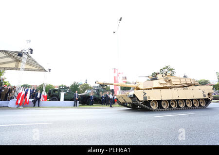 Polen, Warschau, 15. August 2018: Militärparade zum Armee Feier Tag während der 100-jährigen Feierlichkeiten der Unabhängigkeit Polens gehalten. Über 2000 Polnischen und NATO-Soldaten nahmen teil, die in der März am Ufer der Weichsel. Präsident Andrzej Duda, Premierminister Mateusz Morawiecki, Marschall des Sejm Marek Kuchcinski, Marschall der Senat Stanisalaw Karczewski und Verteidigungsminister Mariusz Blaszczak joined Parade in der Hauptstadt. © Jake Ratz/Alamy leben Nachrichten Stockfoto