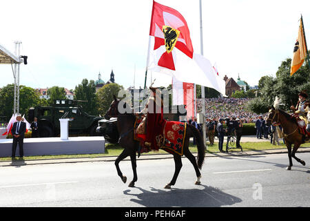Polen, Warschau, 15. August 2018: Militärparade zum Armee Feier Tag während der 100-jährigen Feierlichkeiten der Unabhängigkeit Polens gehalten. Über 2000 Polnischen und NATO-Soldaten nahmen teil, die in der März am Ufer der Weichsel. Präsident Andrzej Duda, Premierminister Mateusz Morawiecki, Marschall des Sejm Marek Kuchcinski, Marschall der Senat Stanisalaw Karczewski und Verteidigungsminister Mariusz Blaszczak joined Parade in der Hauptstadt. © Jake Ratz/Alamy leben Nachrichten Stockfoto