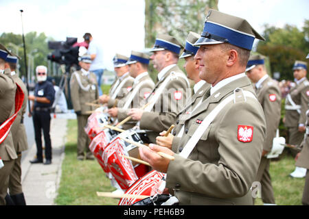Polen, Warschau, 15. August 2018: Militärparade zum Armee Feier Tag während der 100-jährigen Feierlichkeiten der Unabhängigkeit Polens gehalten. Über 2000 Polnischen und NATO-Soldaten nahmen teil, die in der März am Ufer der Weichsel. Präsident Andrzej Duda, Premierminister Mateusz Morawiecki, Marschall des Sejm Marek Kuchcinski, Marschall der Senat Stanisalaw Karczewski und Verteidigungsminister Mariusz Blaszczak joined Parade in der Hauptstadt. © Jake Ratz/Alamy leben Nachrichten Stockfoto